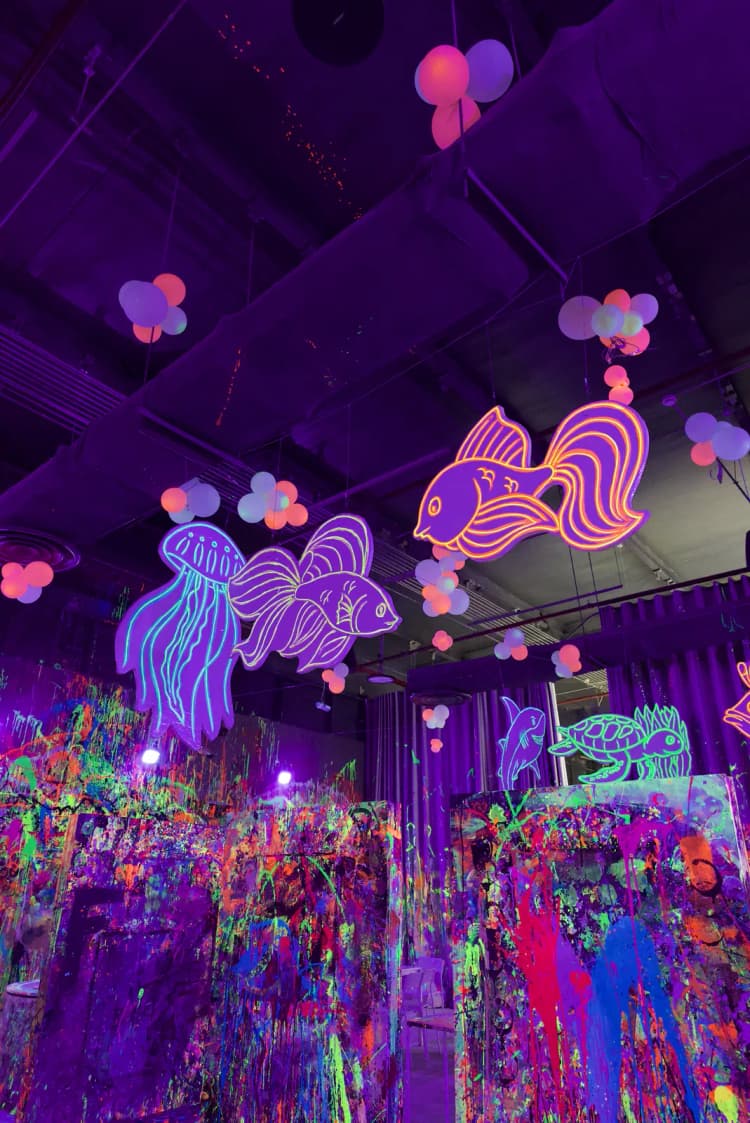 Paint Clash undersea room glowing under UV lights